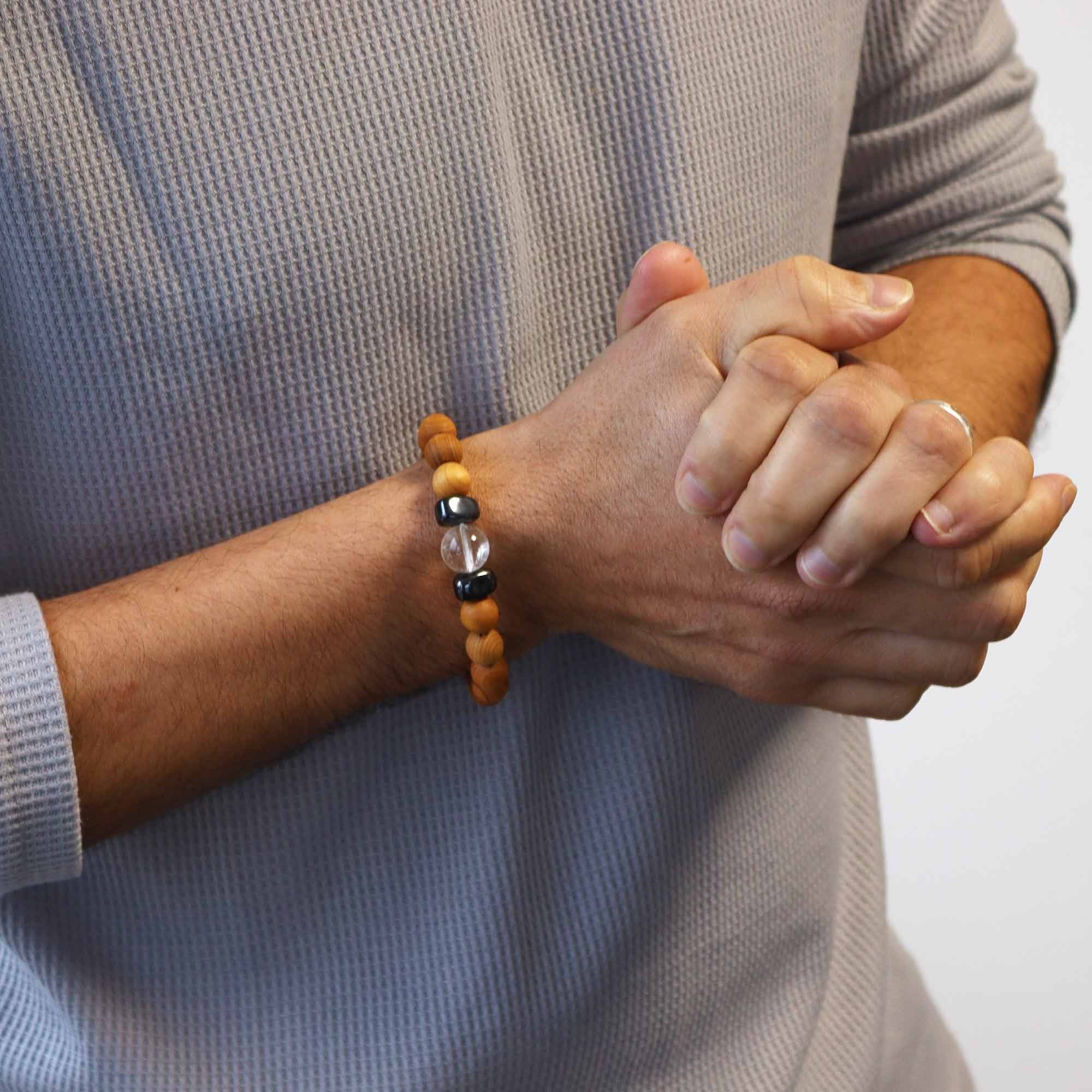 Bracelet en bois de cèdre avec quartz clair